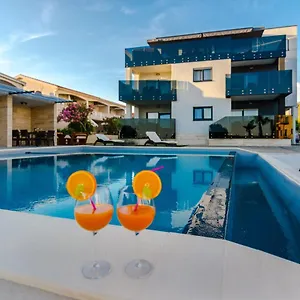 Apartmán Mirakul, Vir