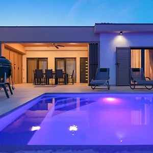 Premium Nessi With Pool & Seaview Villa