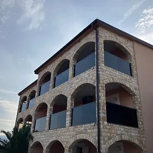 Apartman Ivanic, Vir