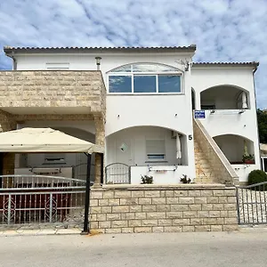 Apartmán Kristina, Vir