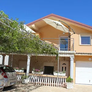 Apartmán Novoselic, Vir